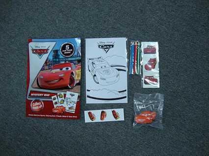 Машинка Cars в наборе с акссессуарами (карточка, 3 карандаша, стикер, тату), пластизоль